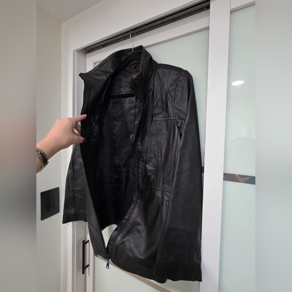 Danier Women's Black Leather Jacket - Picture 13 of 16